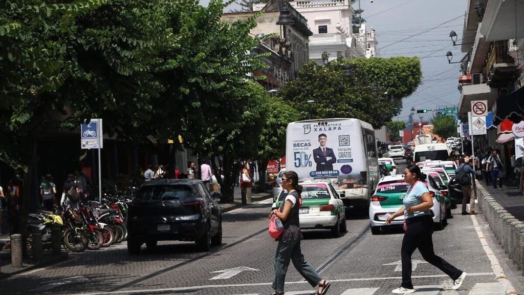 Xalapa sufre anarquía vial por autos prohibidos en el Centro 1 xalapa sufre anarquia vial por autos prohibidos en el centro