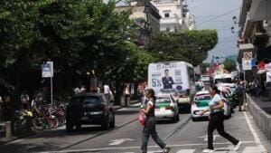xalapa sufre anarquia vial por autos prohibidos en el centro