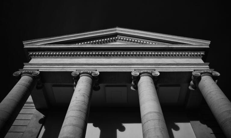 consoliden estructuras oligarquicas