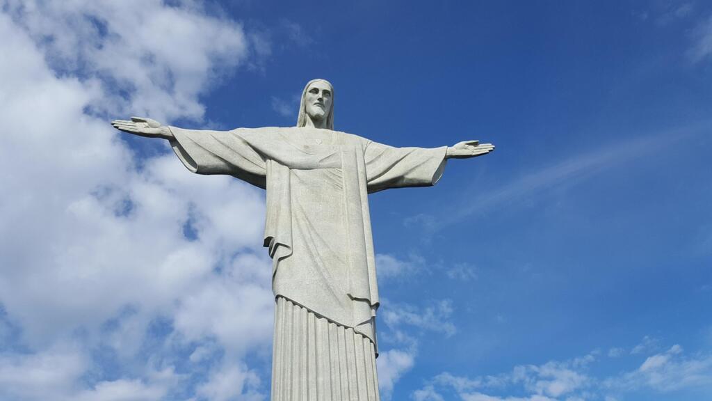 Abogados solicitan devolver placa de la estatua de Luis de la Fuente 2 estatua